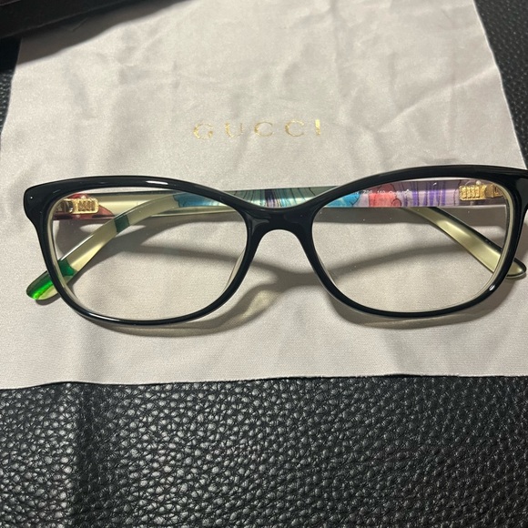 Gucci prescription glasses with black frames and design in the sides - Picture 10 of 10